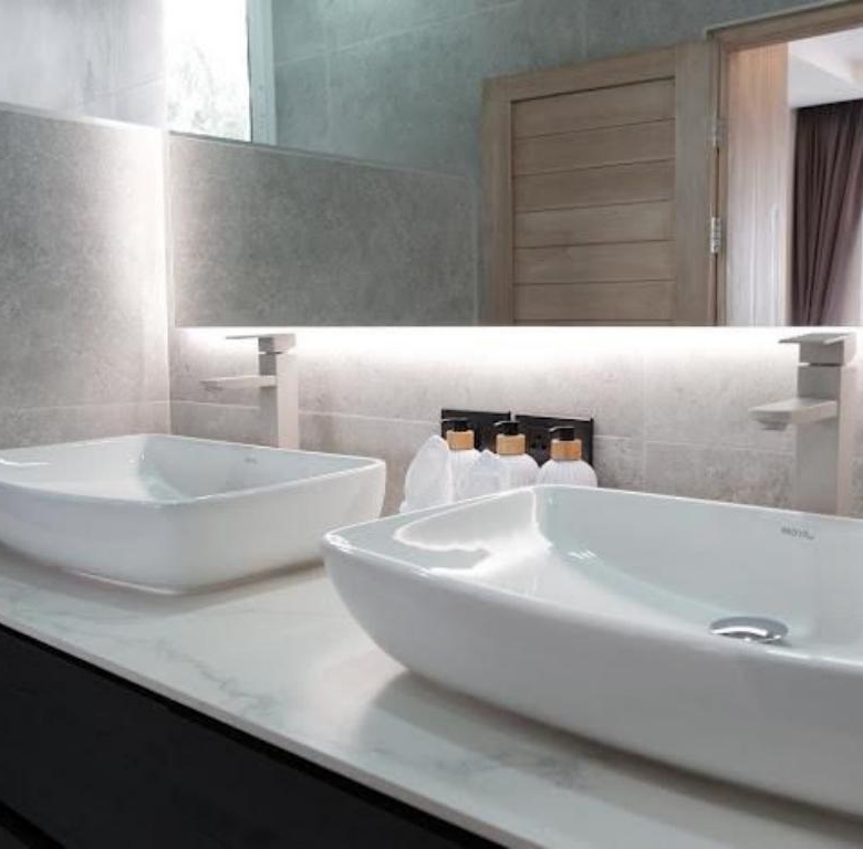 Modern 4-bedroom pool villa sea view