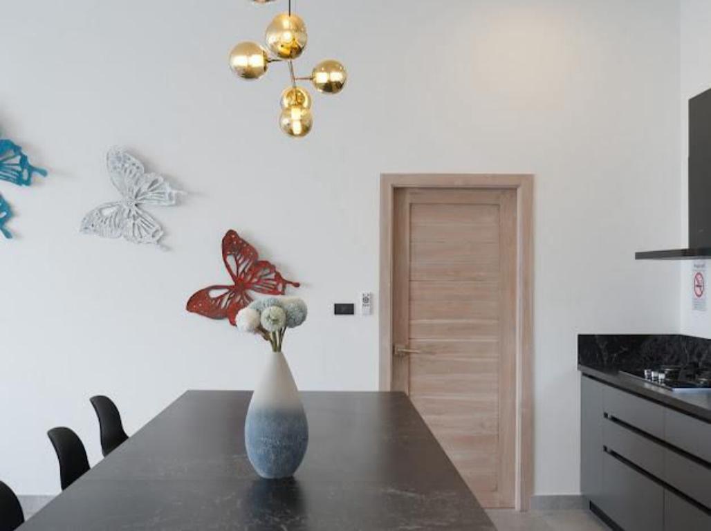 Modern 4-bedroom pool villa sea view
