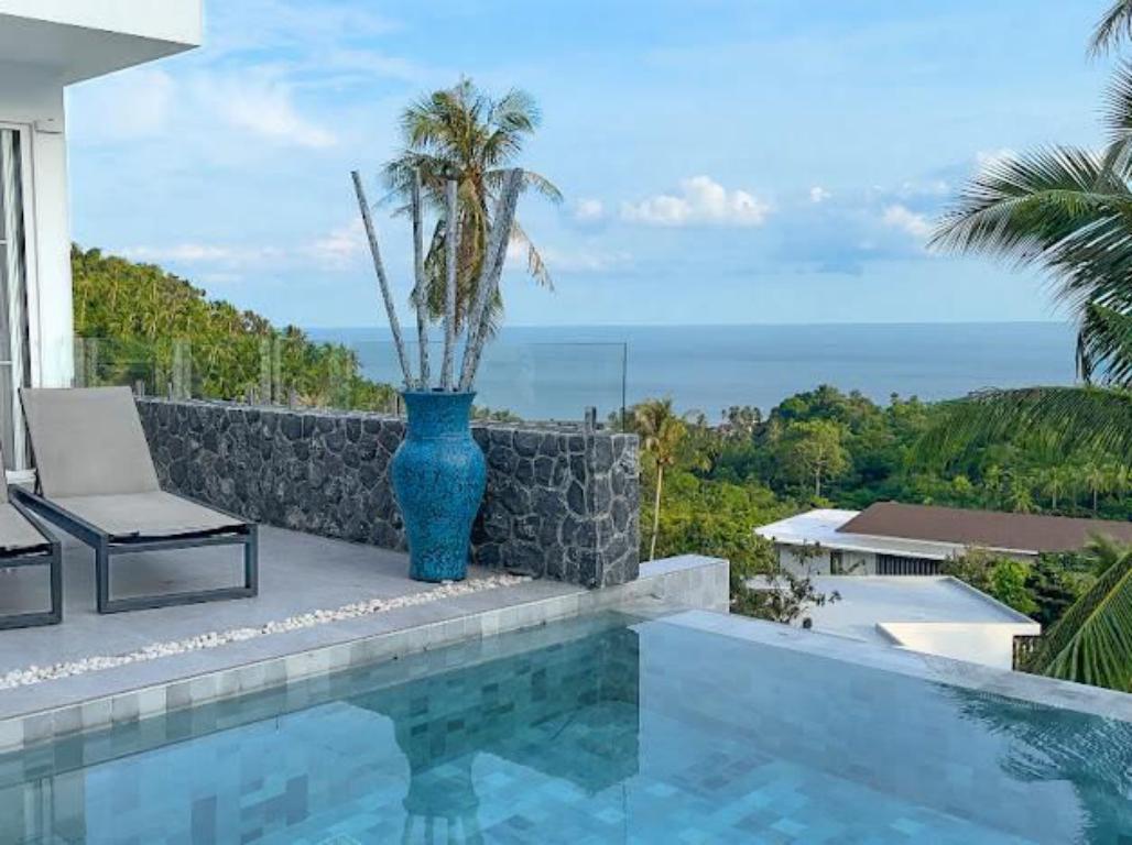 Modern 4-bedroom pool villa sea view