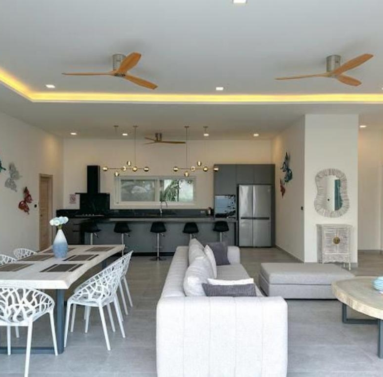 Modern 4-bedroom pool villa sea view