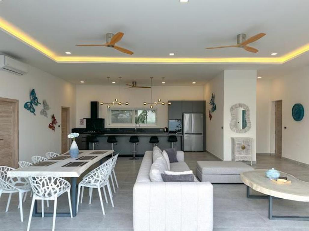 Modern 4-bedroom pool villa sea view