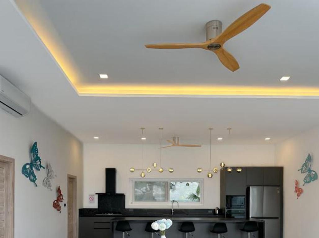 Modern 4-bedroom pool villa sea view