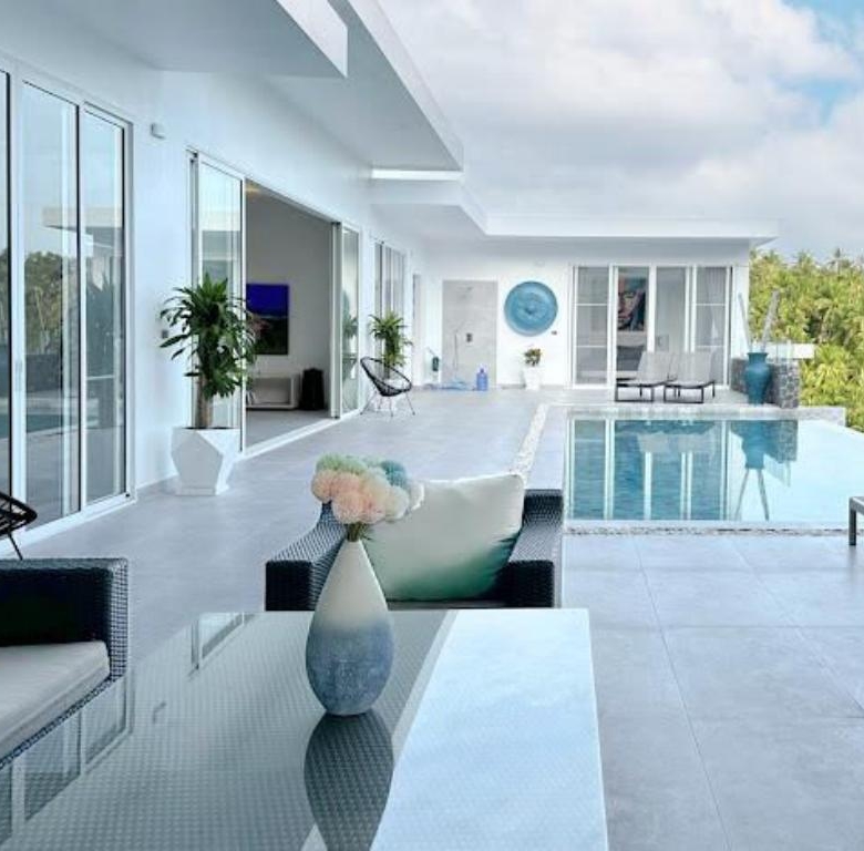 Modern 4-bedroom pool villa sea view