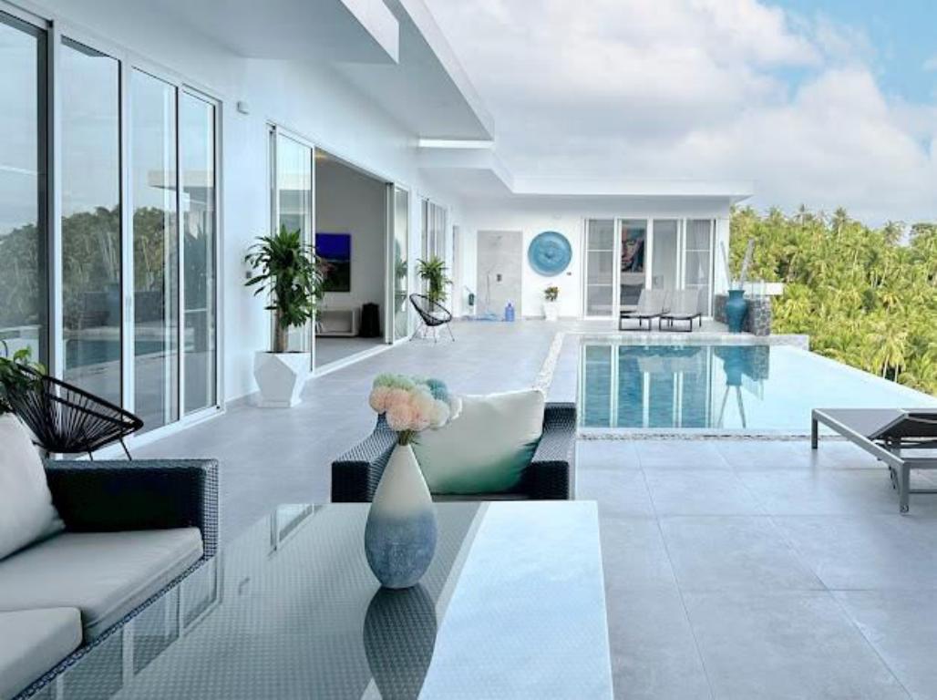 Modern 4-bedroom pool villa sea view