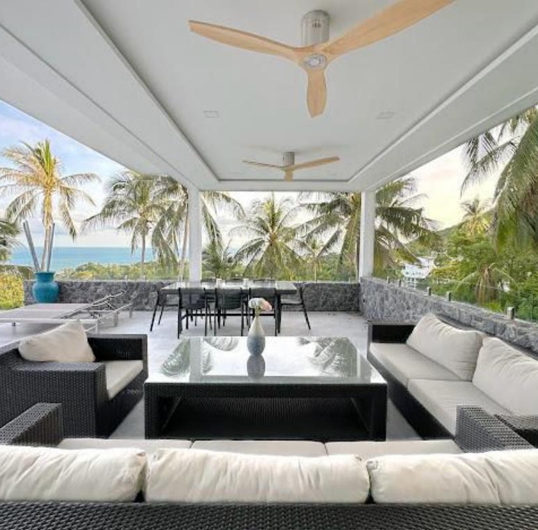 Modern 4-bedroom pool villa sea view