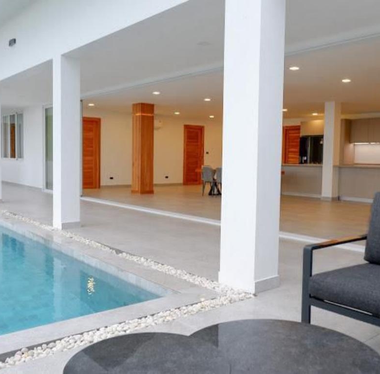 Stunning 5 bedrooms pool villa sea view
