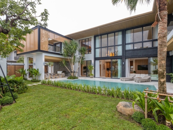 Luxury Private Pool Villas in Chalong Bay
