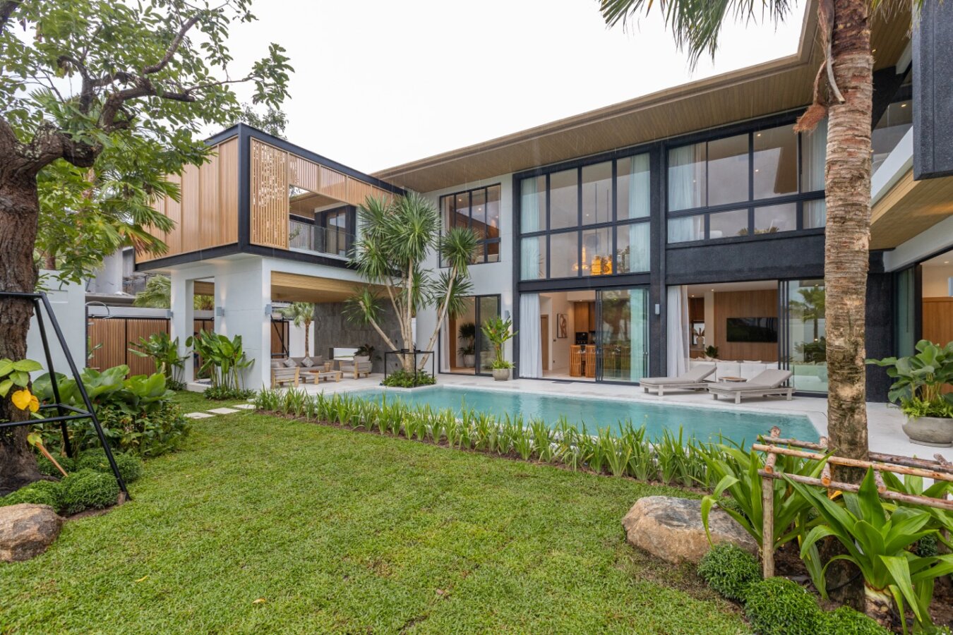 Luxury Private Pool Villas in Chalong Bay