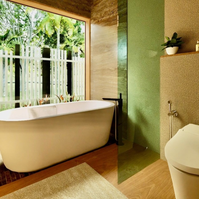 A Rare 4-Bedroom Modern Tropical Pool Villa Close to Lamai