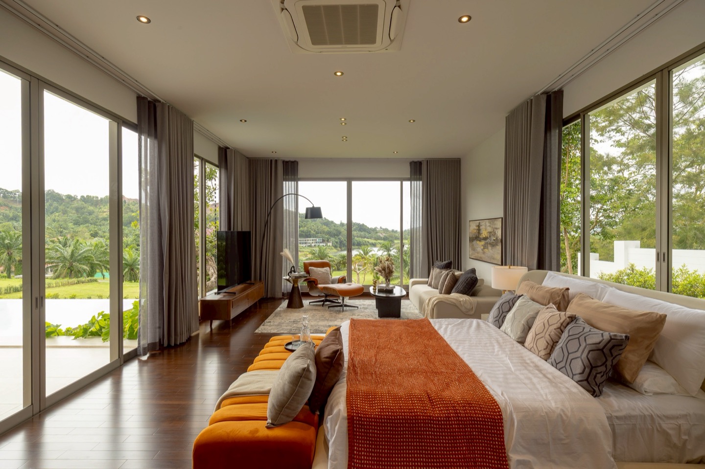 Exclusive Golfside Luxury Pool Villas in Kathu