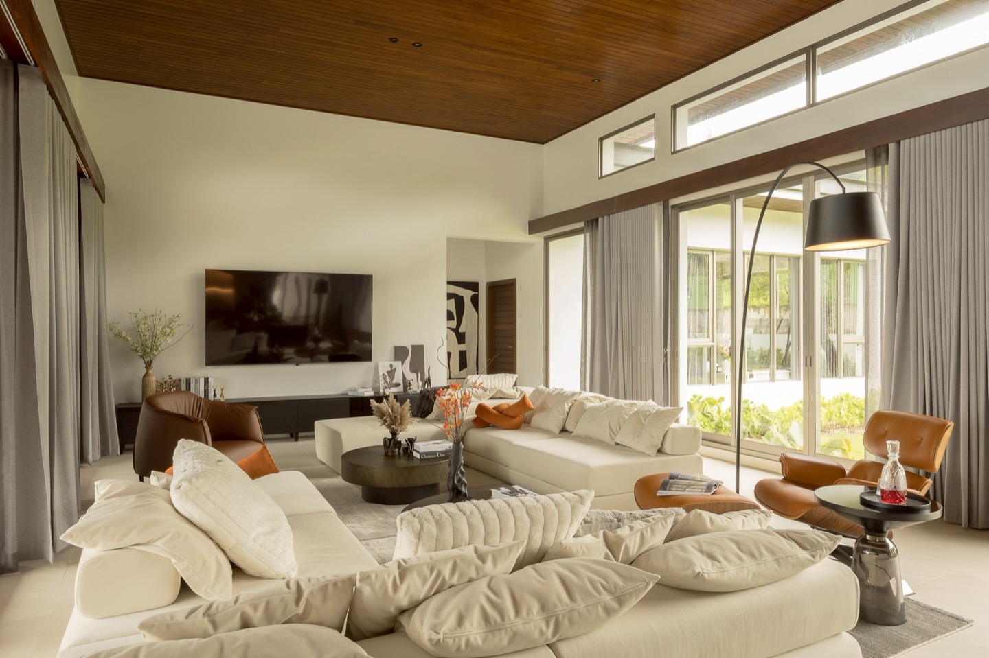 Exclusive Golfside Luxury Pool Villas in Kathu