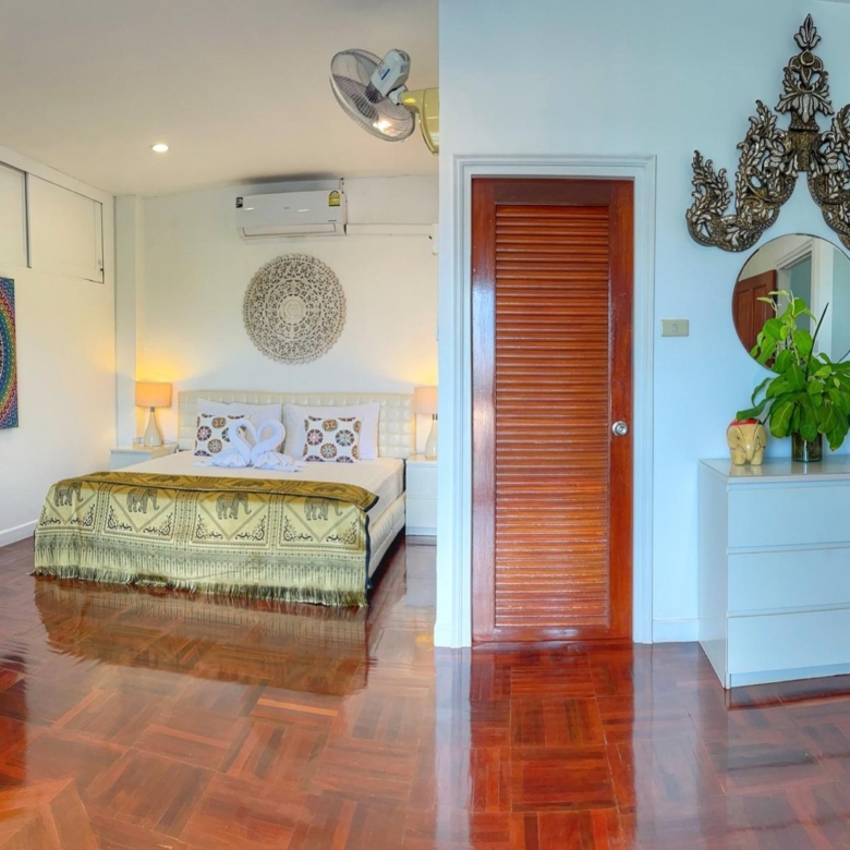 Vintage Hillside Villa Overlooking Bangrak Bay