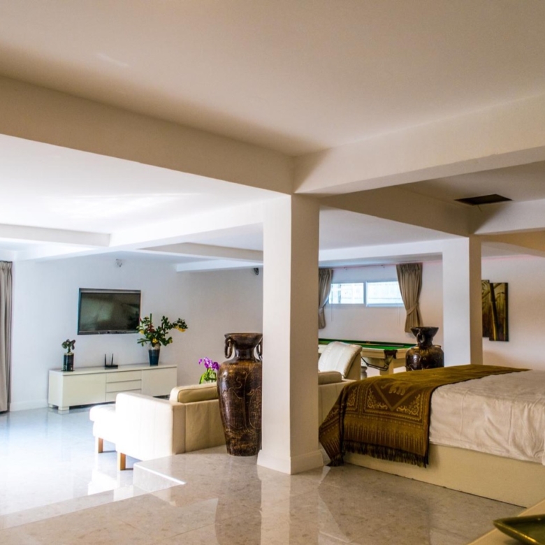 Vintage Hillside Villa Overlooking Bangrak Bay